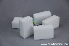 怎樣去除衛(wèi)生間鏡子上的頑固水漬？用納米海綿