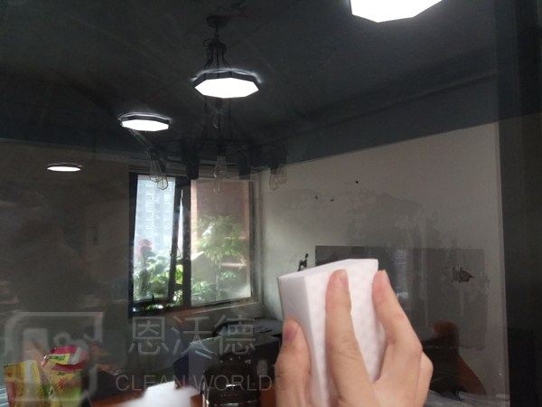 玻璃上的污漬怎用什么去除呢？玻璃上有水垢怎么辦？